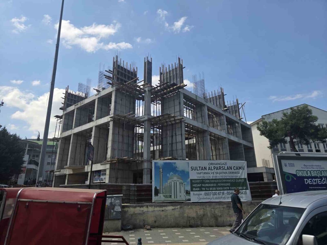 Bursa’nın Orhangazi ilçesinde cami inşaatında çalışan işçi, 10 metre yükseklikten