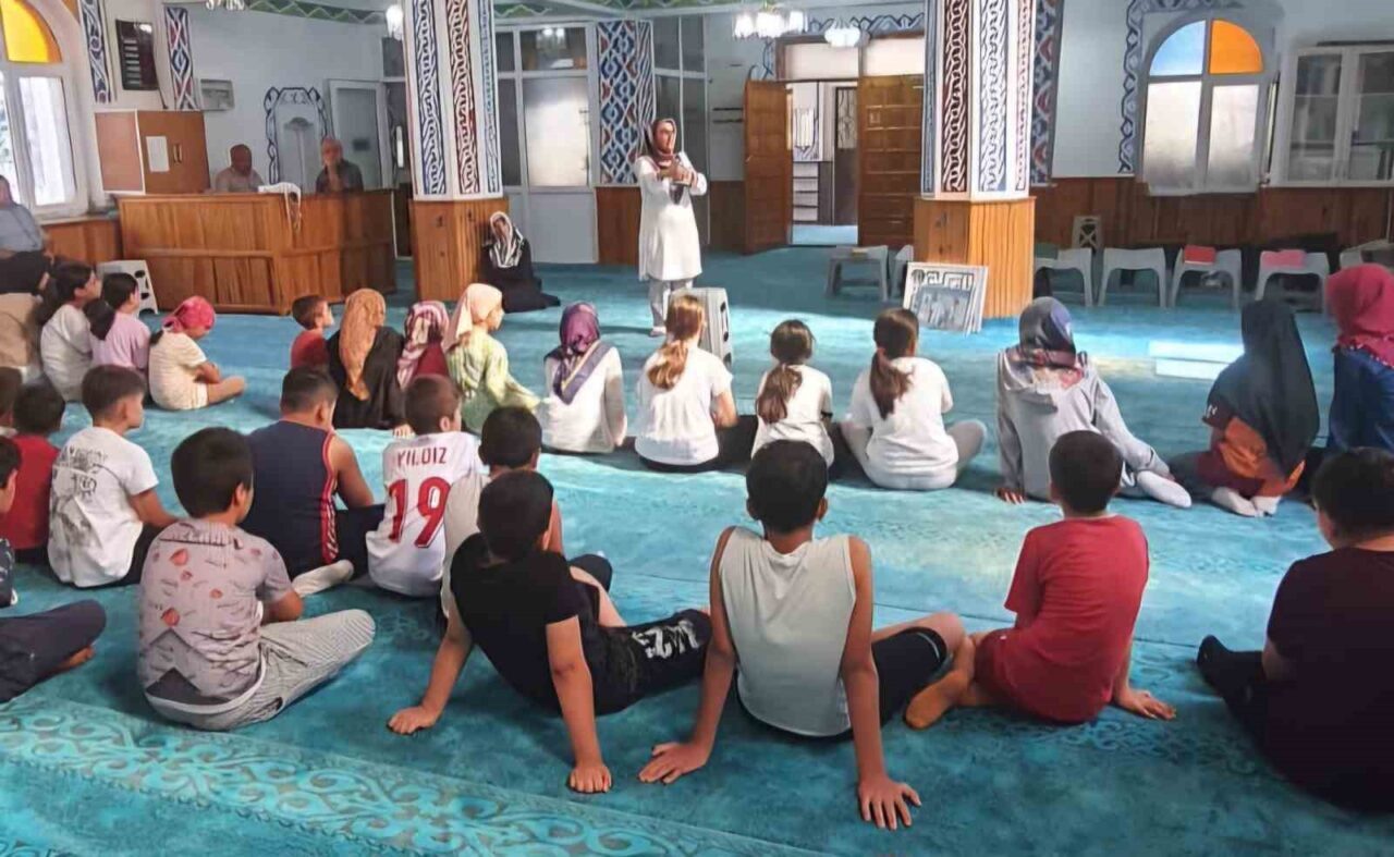 Samsun’un Havza ilçesinde camilerdeki Yaz Kur’an Kurslarına katılan çocuklara ağız