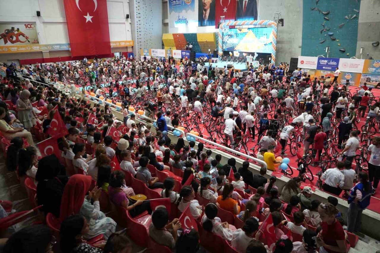 Samsun’da Canik Belediyesi’nin bu yıl 4’üncüsünü düzenlediği “Haydi Güle Oynaya