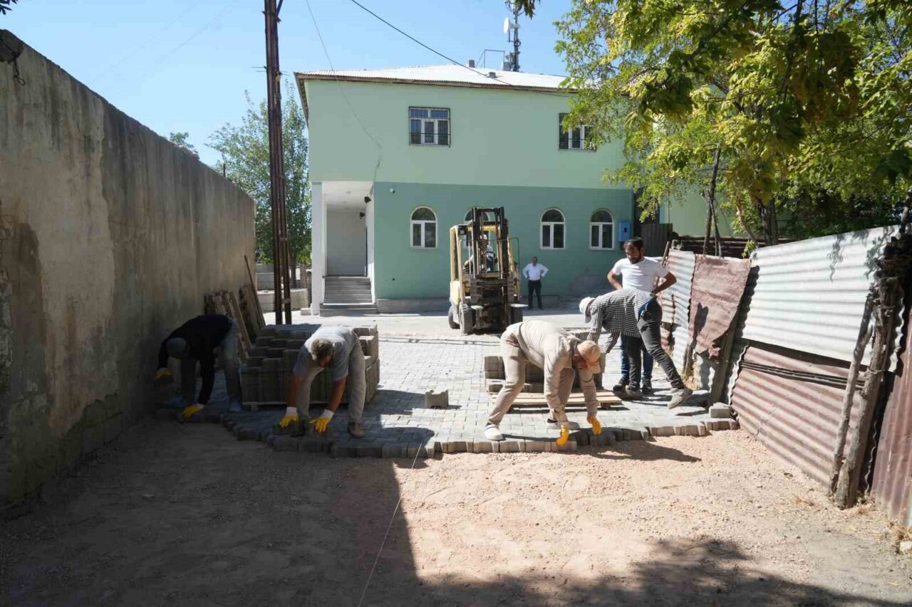 Muş’un Kırköy beldesinde vatandaşların yıllardır yaşadığı çamurlu ve tozlu yol