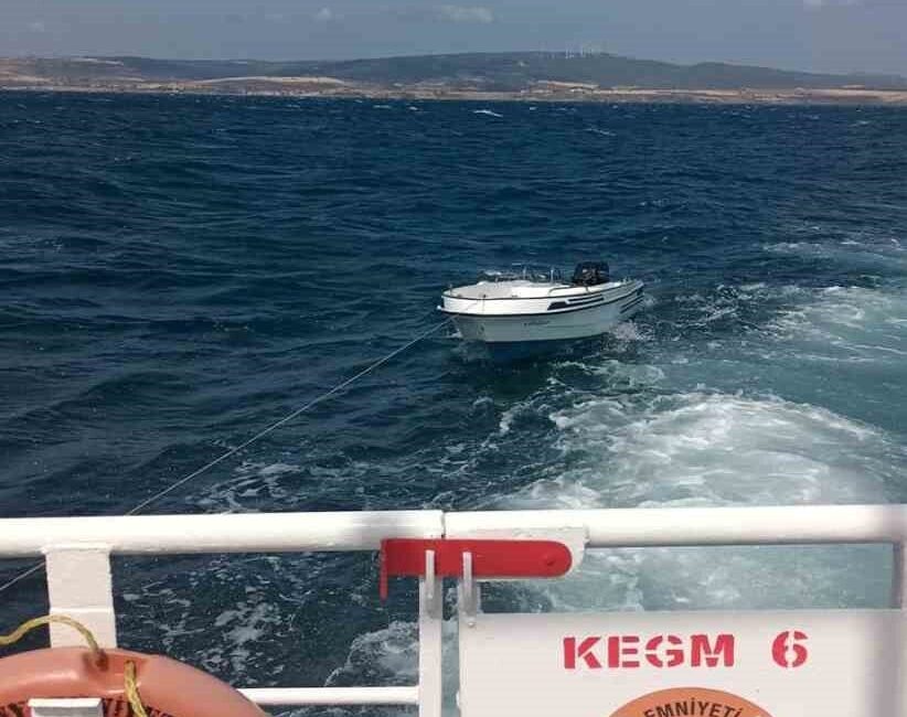 Çanakkale Boğazı’nda başıbos sürüklenen tekne yedeklenerek Lapseki Balıkçı Barınağı’na yanaştırıldı Çanakkale Boğazı’nda sürüklenen başıboş tekne Kıyı Emniyeti Genel Müdürlüğüne ait