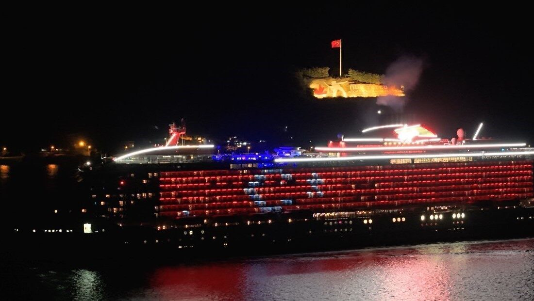 Çanakkale Boğazı’ndan geçen Bahamalar bayraklı ’Resilient Lady’ isimli kruvaziyer gemisi