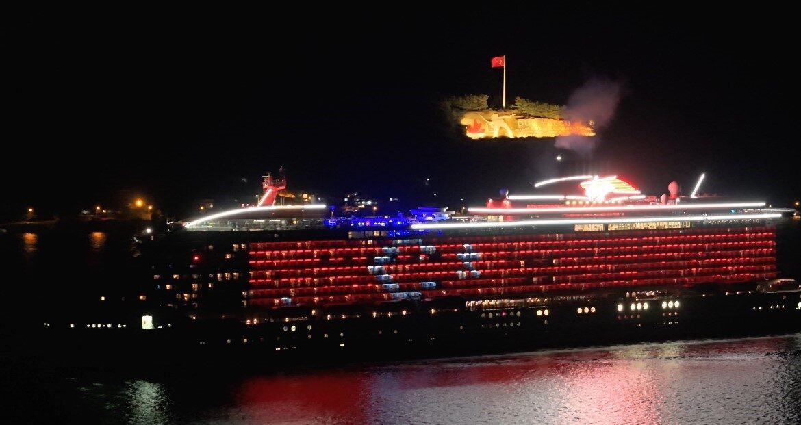 Çanakkale Boğazı’ndan geçen Bahamalar bayraklı ’Resilient Lady’ isimli kruvaziyer gemisi