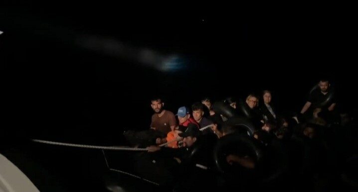 Çanakkale Boğazı’nda Ayvacık ilçesi açıklarında Sahil Güvenlik Komutanlığı ekiplerince lastik