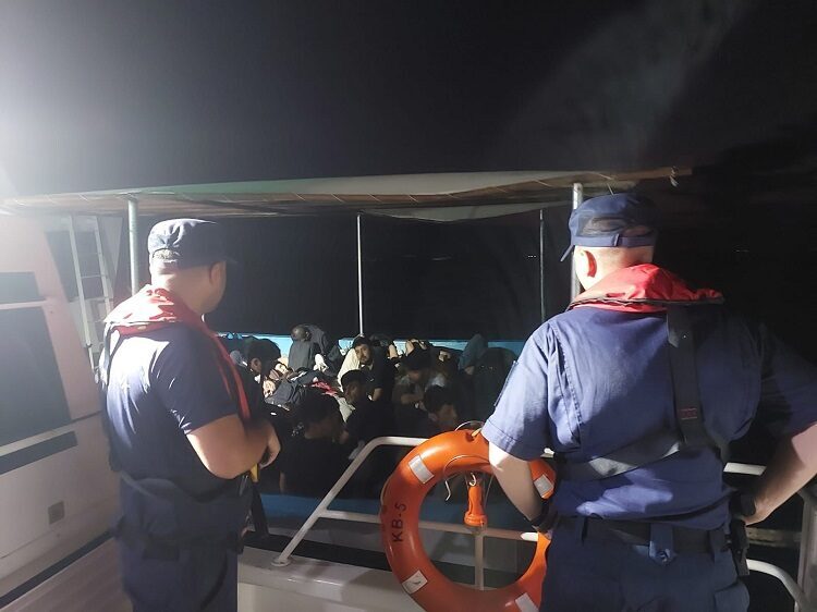 Çanakkale’nin Eceabat ilçesi açıklarında Sahil Güvenlik Komutanlığı ekiplerince bir balıkçı