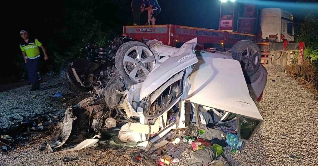 Çanakkale’nin Yenice ilçesinde iki otomobilin çarpıştığı kazada 6 kişi hayatını