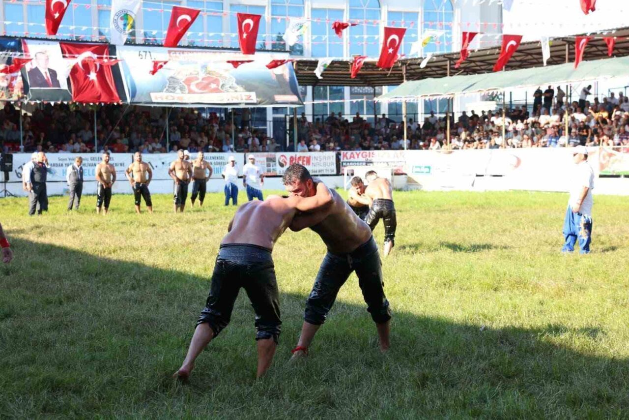 Çanakkale’nin Lapseki ilçesinde düzenlenen Tarihi Çardak Yağlı Güreşleri’nin bu sene