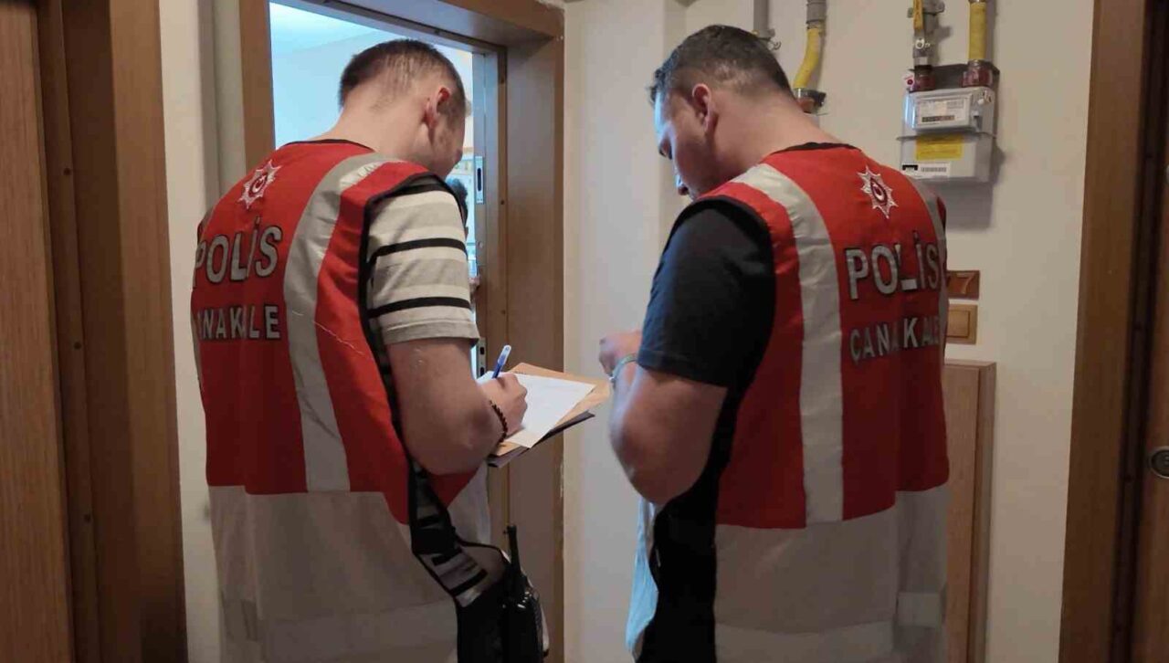 Çanakkale’de 28 polis ekibinin katılımıyla şehirdeki günübirlik evler ve kiralık