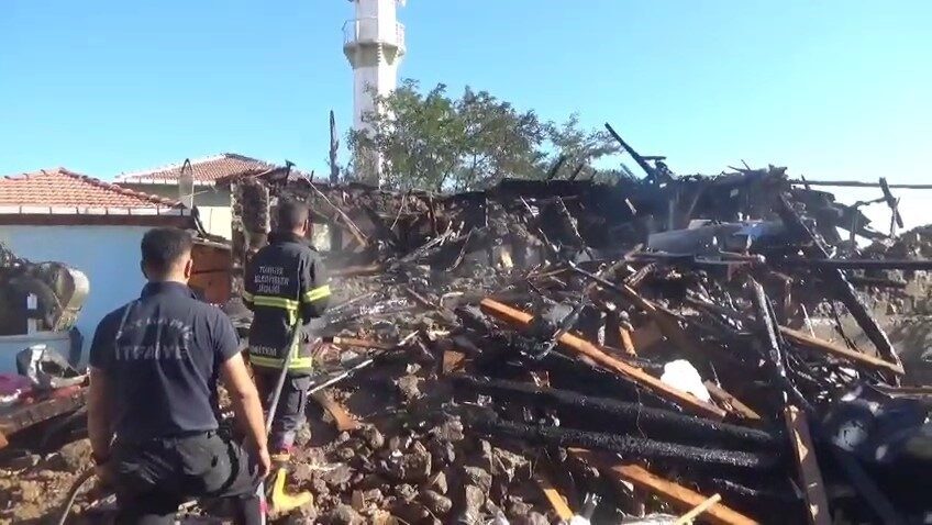 Çanakkale’nin Bayramiç ilçesinde köy imamı camide namaz kıldırdığı sırada evi