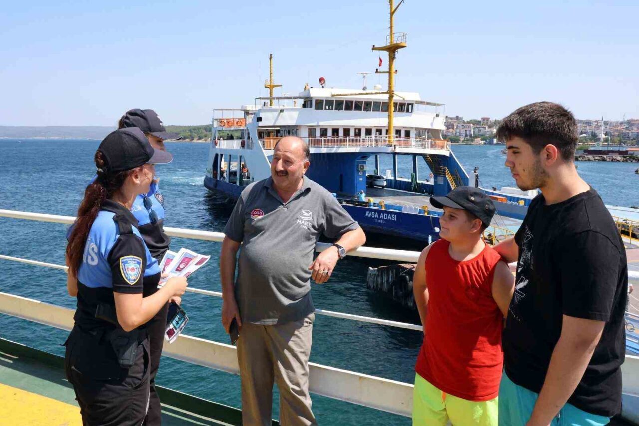 Çanakkale’de polis ekipleri vatandaşlarla bir araya gelerek çeşitli konularda bilgilendirmelerde