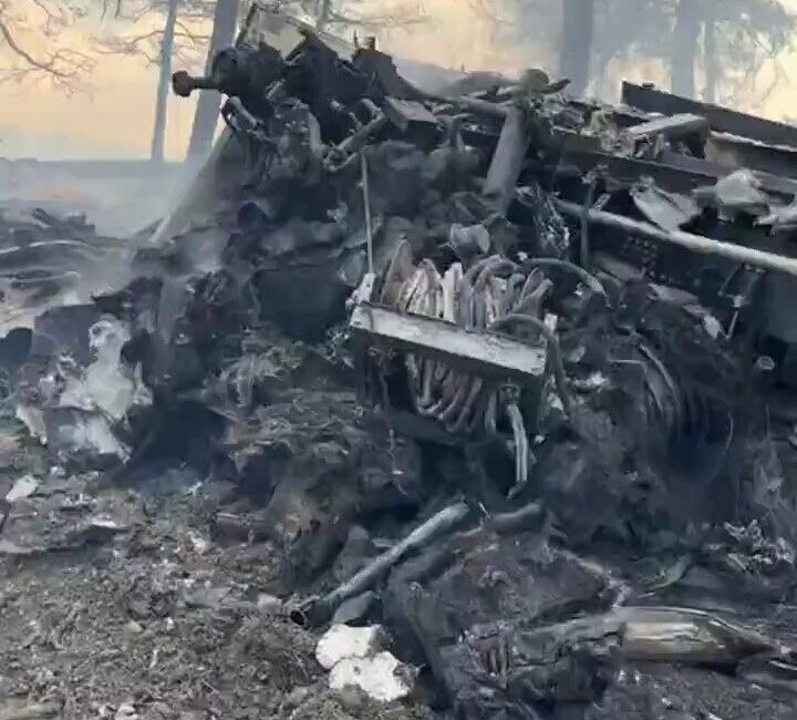 Çanakkale’de öğle saatlerinden itibaren süren yangında bir itfaiye ekibi alevlerin