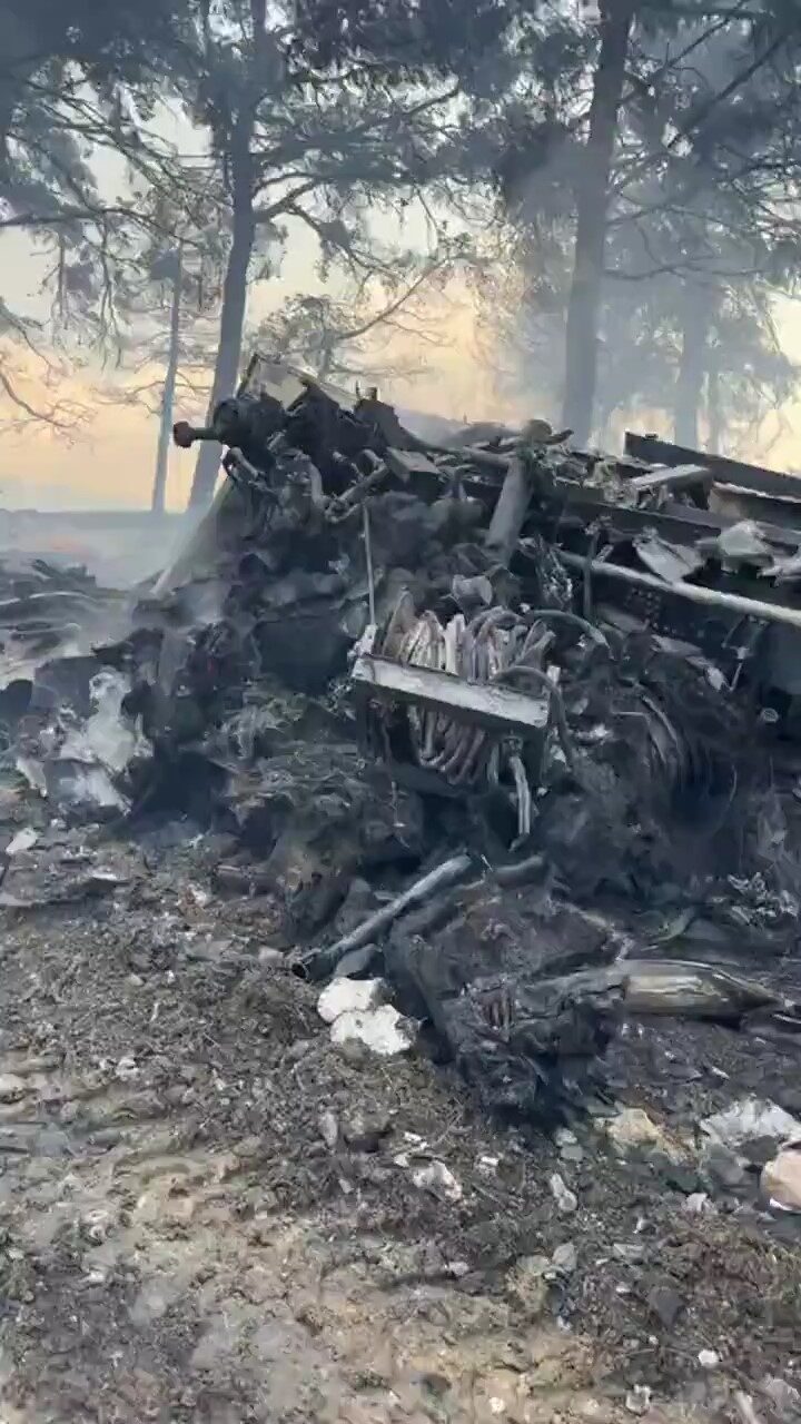 Çanakkale’de öğle saatlerinden itibaren süren yangında bir itfaiye ekibi alevlerin