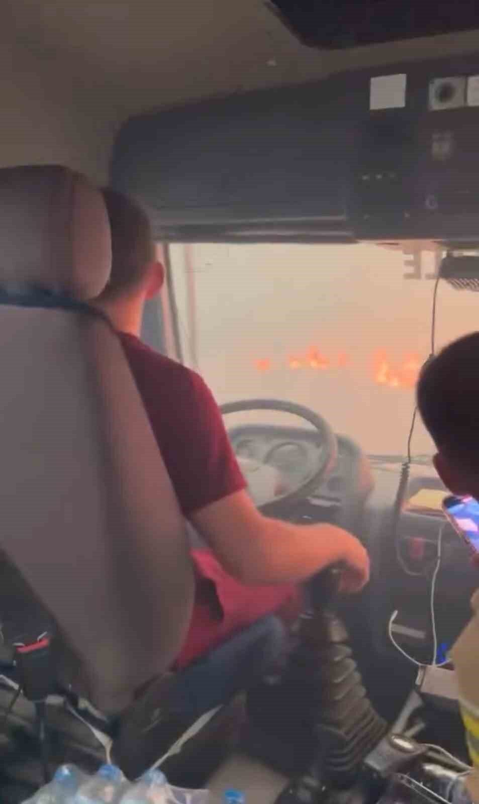 Çanakkale’nin Sarıcaeli köyünde çıkan orman yangını havadan ve karadan müdahaleyle