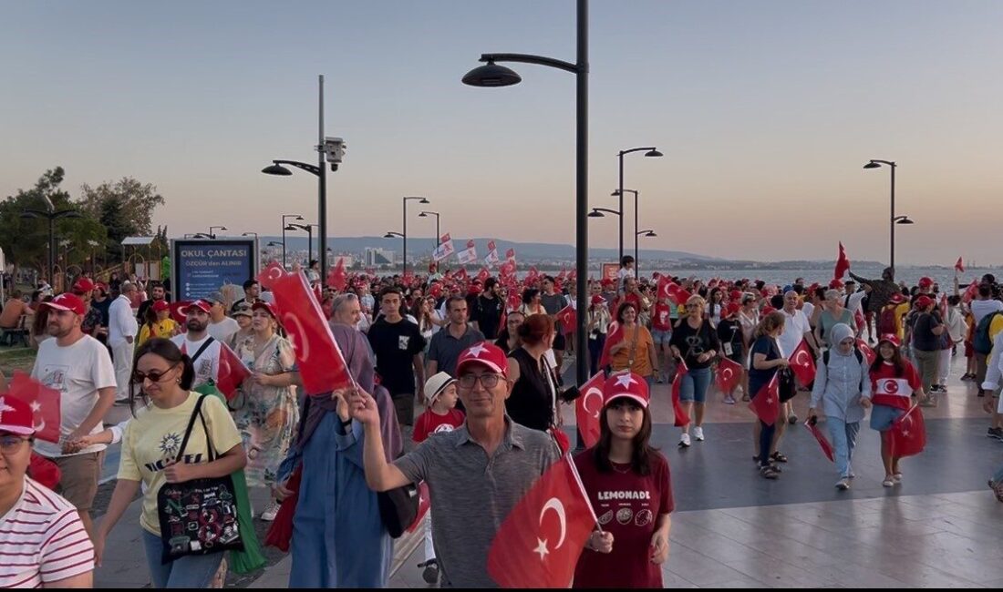 Çanakkaleliler, 30 Ağustos Zafer Bayramı’nın 103’üncü yıl dönümü için kortej