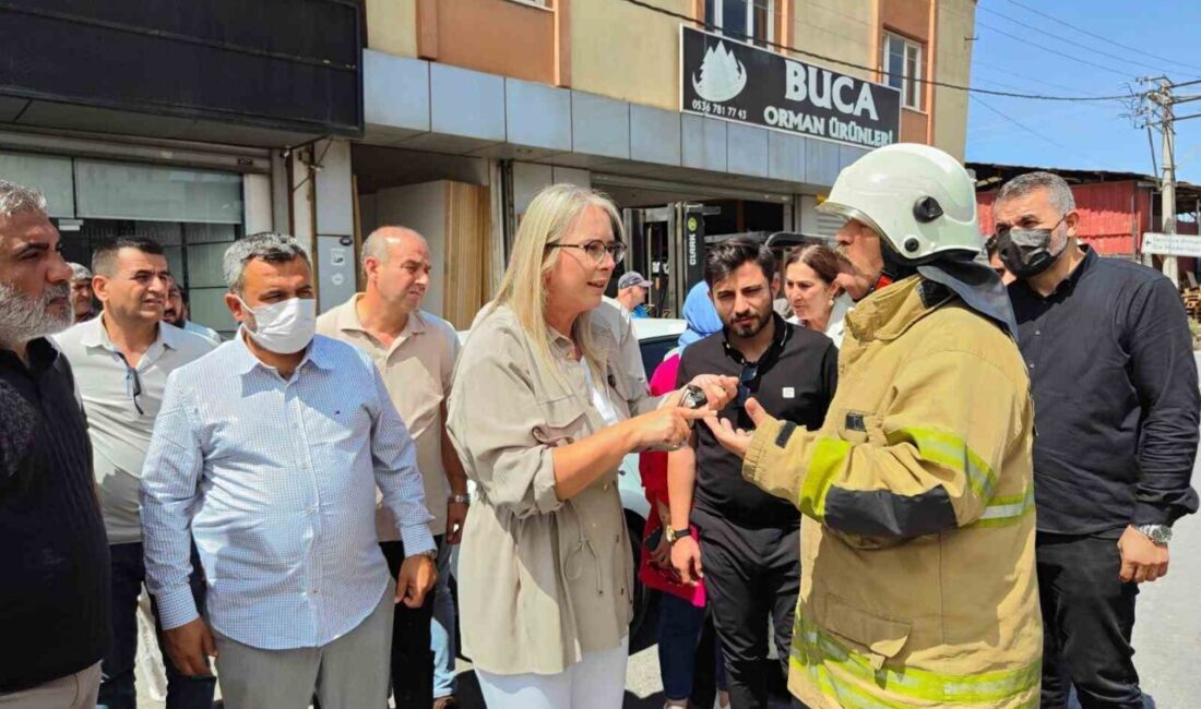 İzmir’in Buca ilçesinde yol kenarında biriken çöplerin tutuşması sonucu çıkan