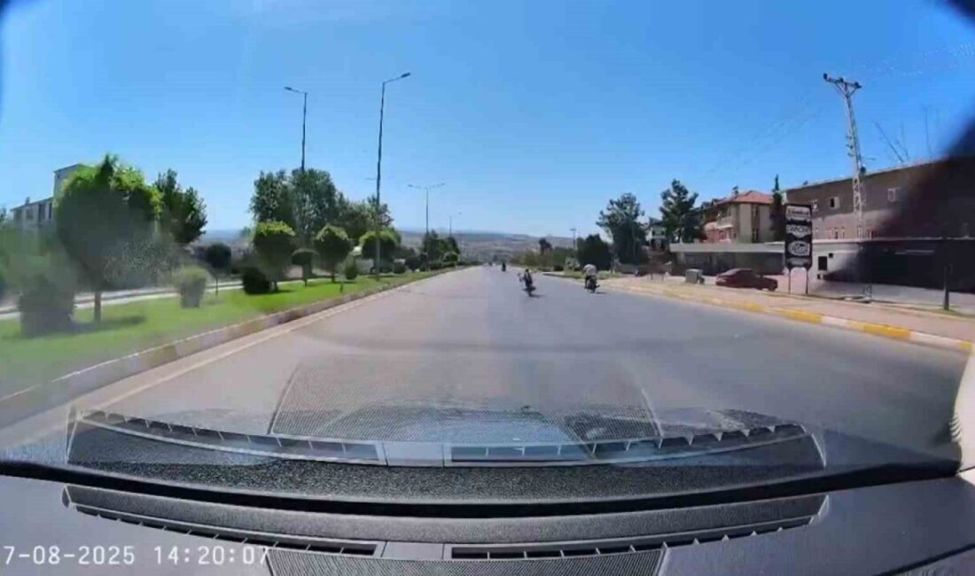 Tokat’ın Erbaa ilçesinde iki motosiklet sürücüsünün tehlikeli yolculuğu araç kamerasına