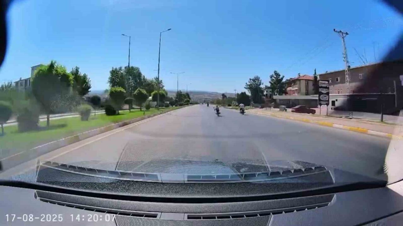 Tokat’ın Erbaa ilçesinde iki motosiklet sürücüsünün tehlikeli yolculuğu araç kamerasına
