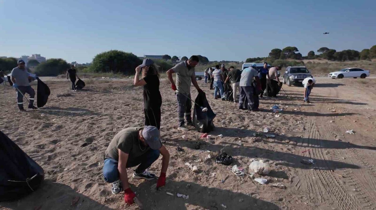 Antalya’nın Aksu ilçesindeki Kumköy Sahili’nde, geçen yıl yıkılan çardakların ardından