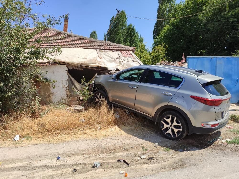 Eskişehir’de bir araçla çarpışan otomobilin savrularak müstakil eve girdiği trafik