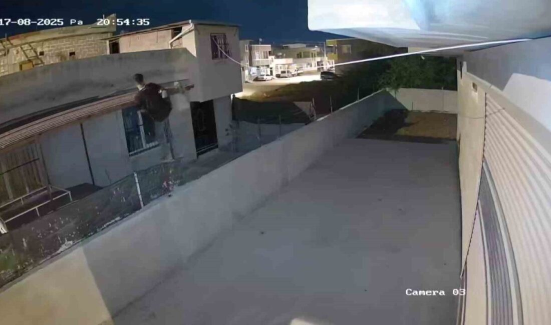 Adana’da müstakil evin çatısına tırmanıp içeri giren şüpheli 38 bin