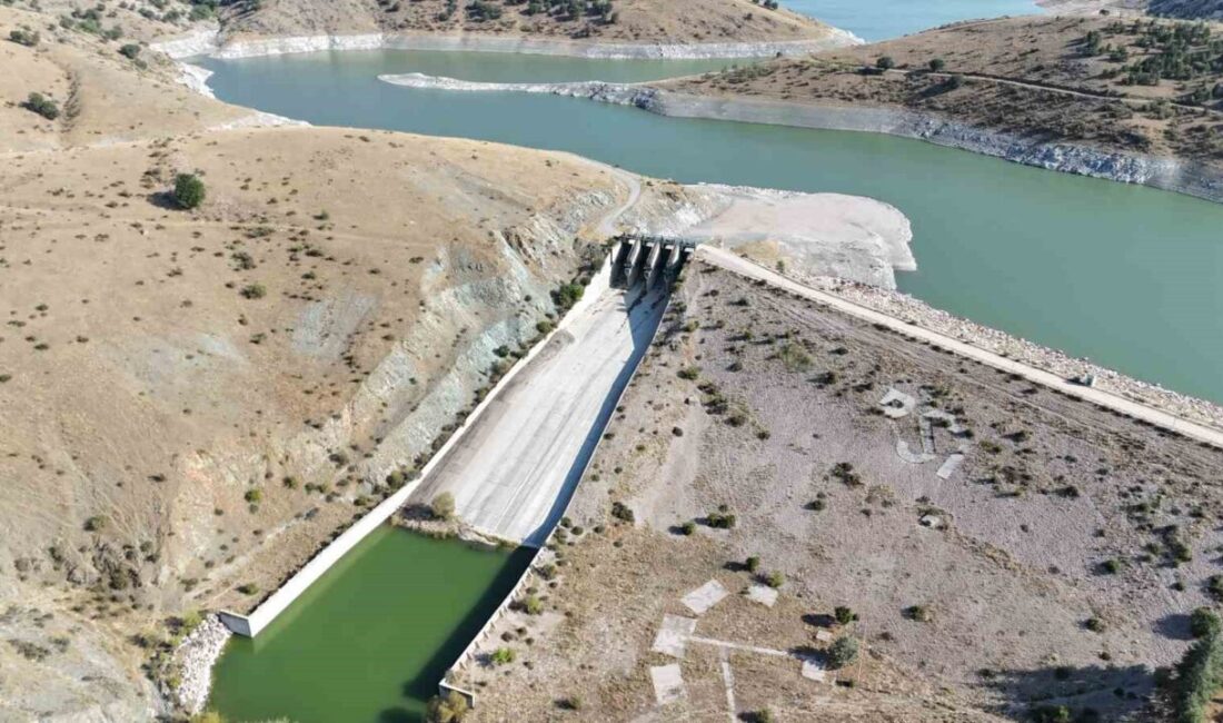 Eskişehir’de hacmi oldukça azalan Çatören Barajı’n gövdesine yakın noktada suyun