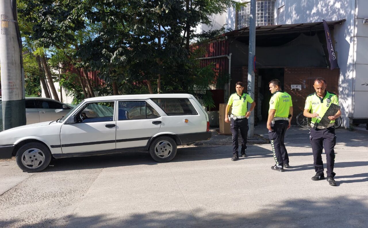 Sakarya’nın Akyazı ilçesinde çekme belgeli otomobil, başka bir aracın plakasıyla