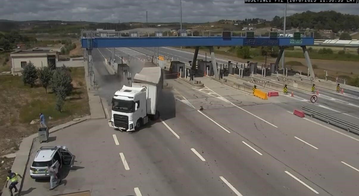 İstanbul’un Çekmeköy ilçesinde, gişelerde meydana gelen trafik kazası güvenlik kamerasına