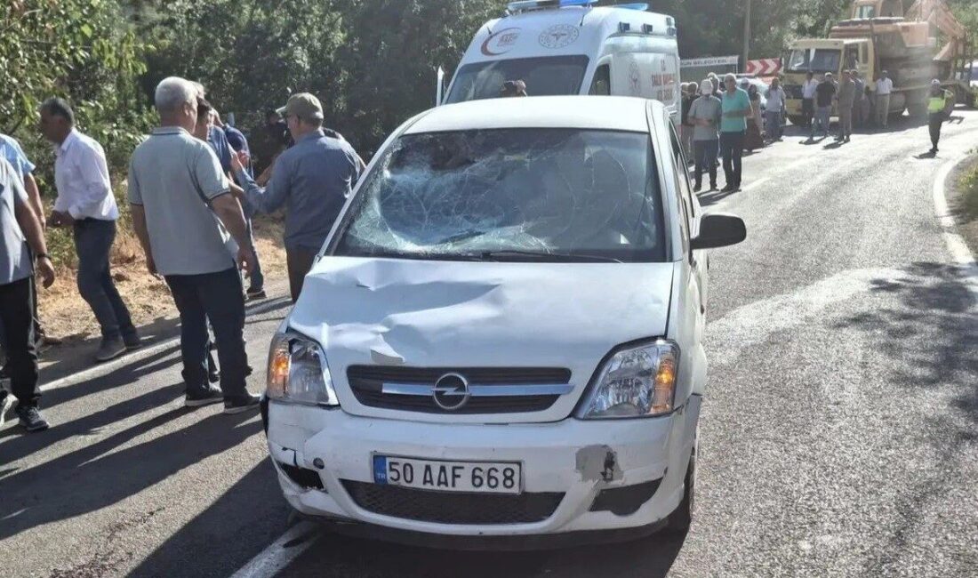 Kahramanmaraş’ın Göksun ilçesinde cenazeye gidenlere otomobilin çarpması sonucu meydana gelen