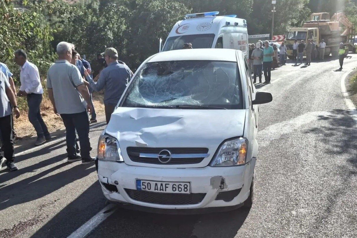 Kahramanmaraş’ın Göksun ilçesinde cenazeye gidenlere otomobilin çarpması sonucu meydana gelen