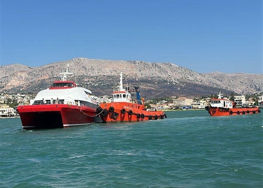 Çeşme’den Sakız Adası’na hareket eden yolcu gemisi, liman girişinde arıza