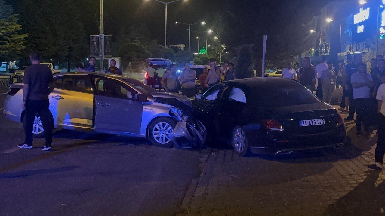 Erzincan’da iki otomobilin çarpışması sonucu meydana gelen trafik kazasında CHP