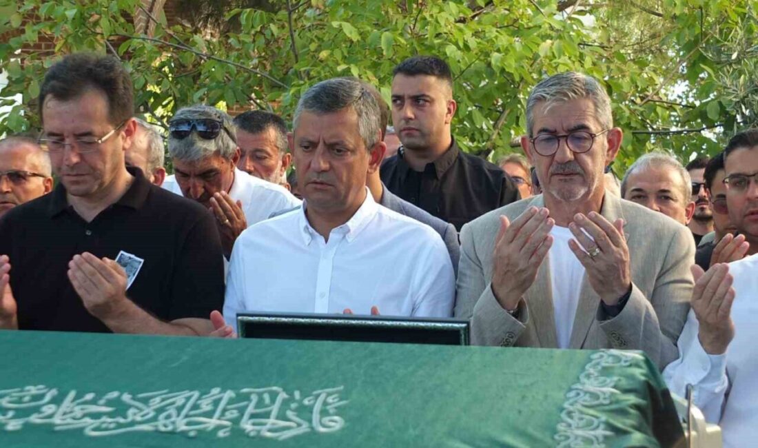 CHP Genel Başkanı Özgür Özel, Balıkesir’in Burhaniye ilçesinde okul arkadaşı