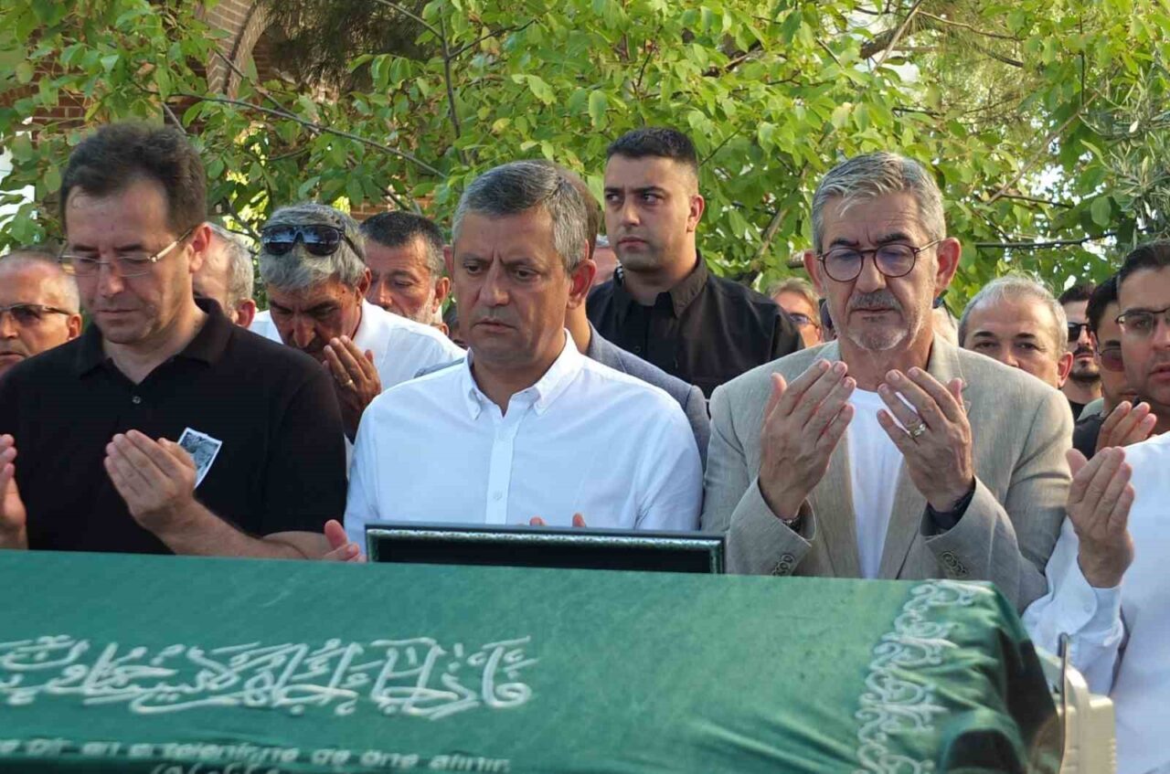 CHP Genel Başkanı Özgür Özel, Balıkesir’in Burhaniye ilçesinde okul arkadaşı