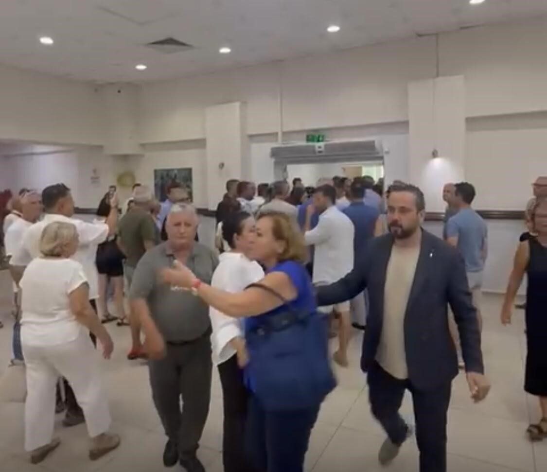 Cumhuriyet Halk Partisi (CHP) Marmaris ilçe delege seçimleri gergin başladı.