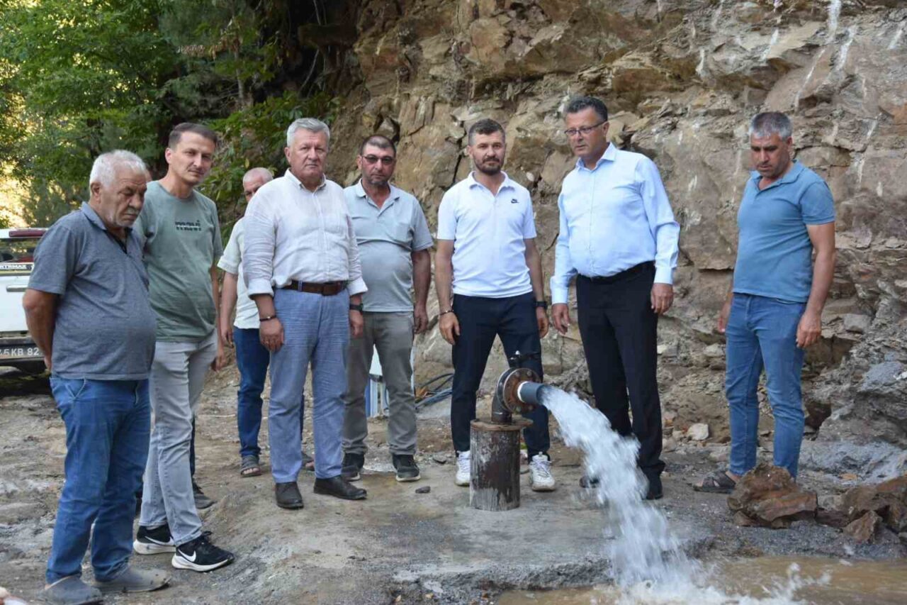Manisa’nın Alaşehir ilçesine bağlı Kozluca Mahallesi sakinleri suya kavuşmanın sevincini