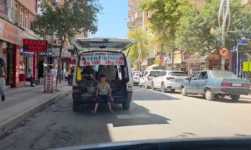Elazığ’da bir çocuğun panelvanın arkasındaki tehlikeli yolcuğunu kameralara yansıdı. Olay,