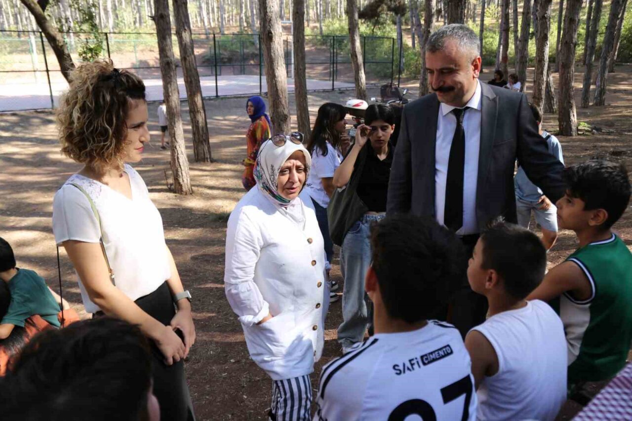 Çocuk Hizmetleri Genel Müdürü Ayşegül Yıldırım Kara, çocuklarla piknikte bir