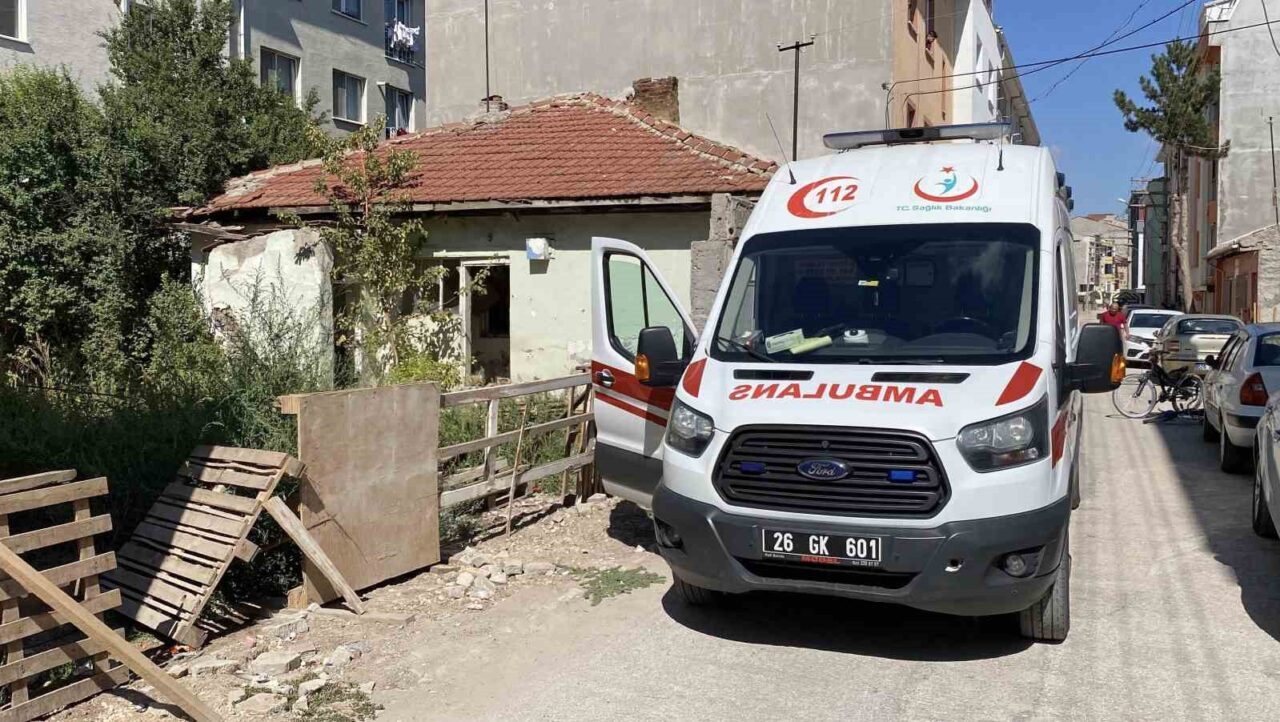 Eskişehir’de metruk evde çocuklar tarafından bir erkek cesedi bulunurken, polis
