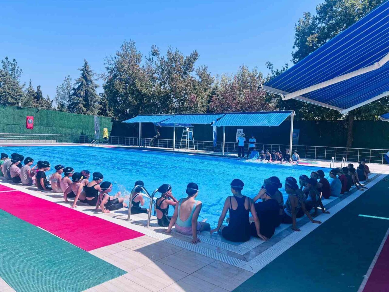 Diyarbakır Büyükşehir Belediyesi tarafından organize edilen yüzme etkinliğine Yenişehir ilçesi