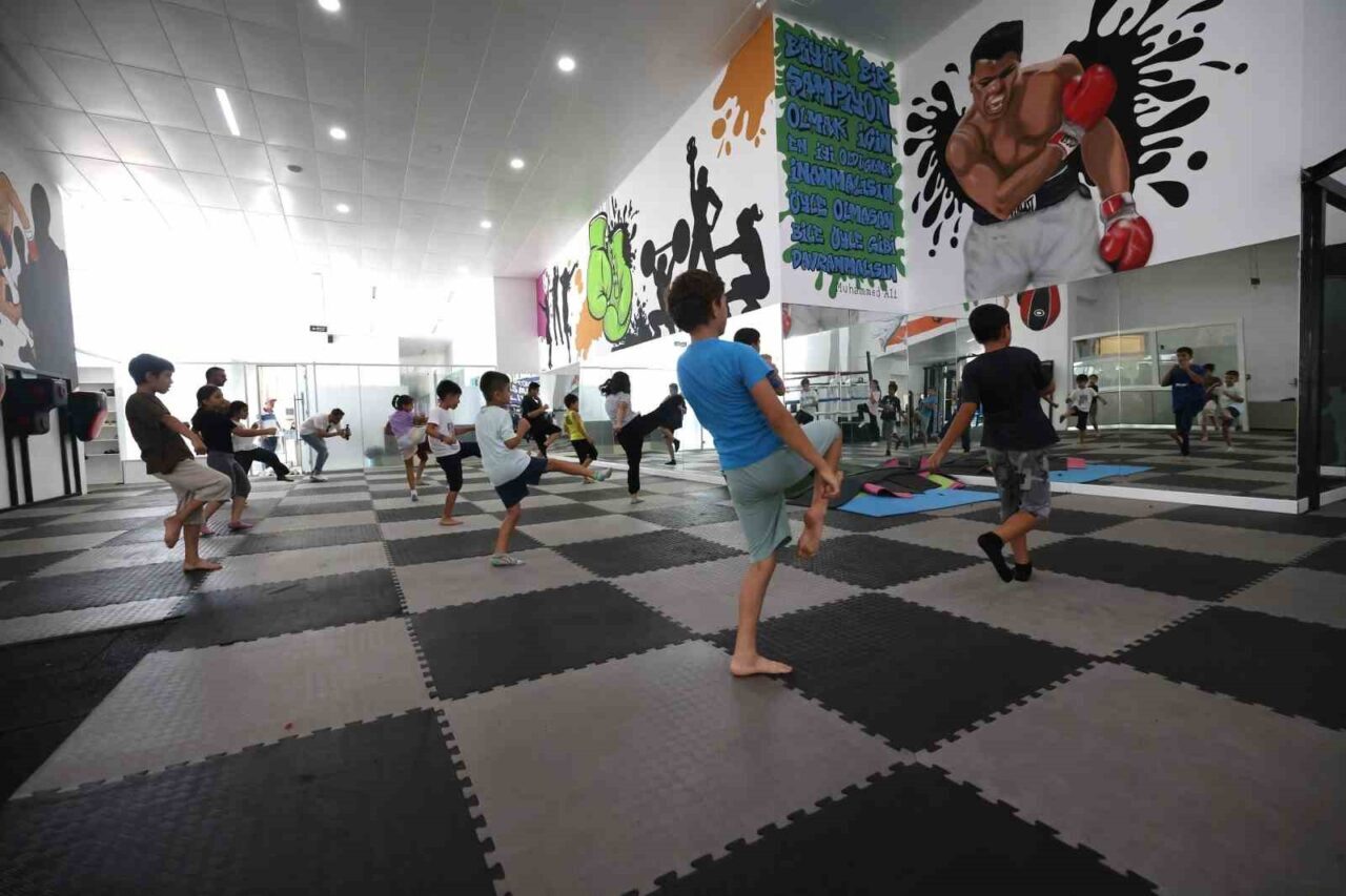 Çayırova Belediyesi tarafından düzenlenen Yaz Spor Okulları’nda, futbol, basketbol, voleybol,