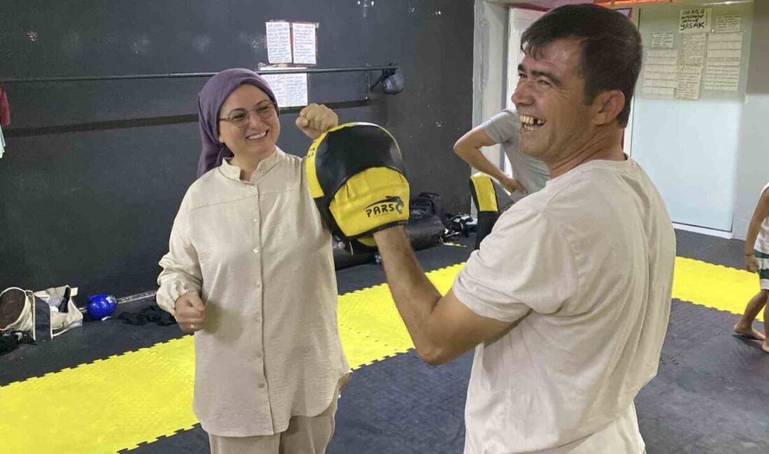 Eskişehir’de ailelerin çocuklarıyla birlikte katıldığı ve nefes nefes kaldığı kick-boks