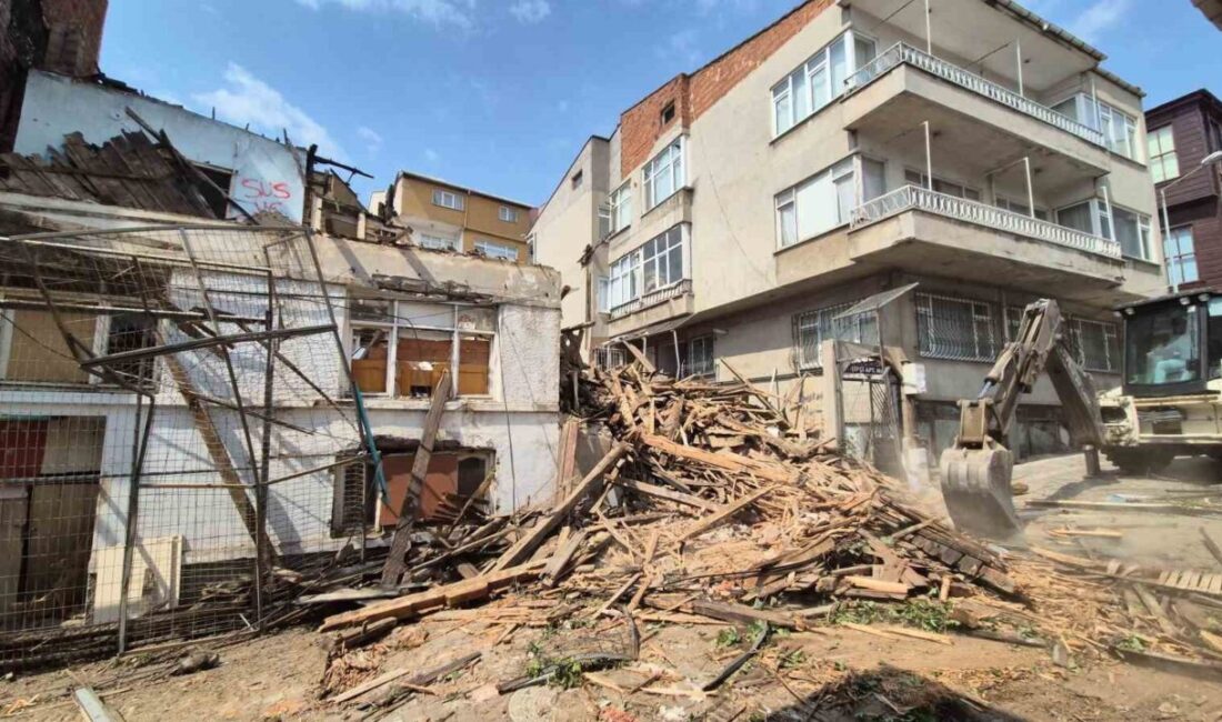 Tekirdağ’ın Süleymanpaşa ilçesinde çökme tehlikesi oluşturan metruk binanın yıkımı kontrollü