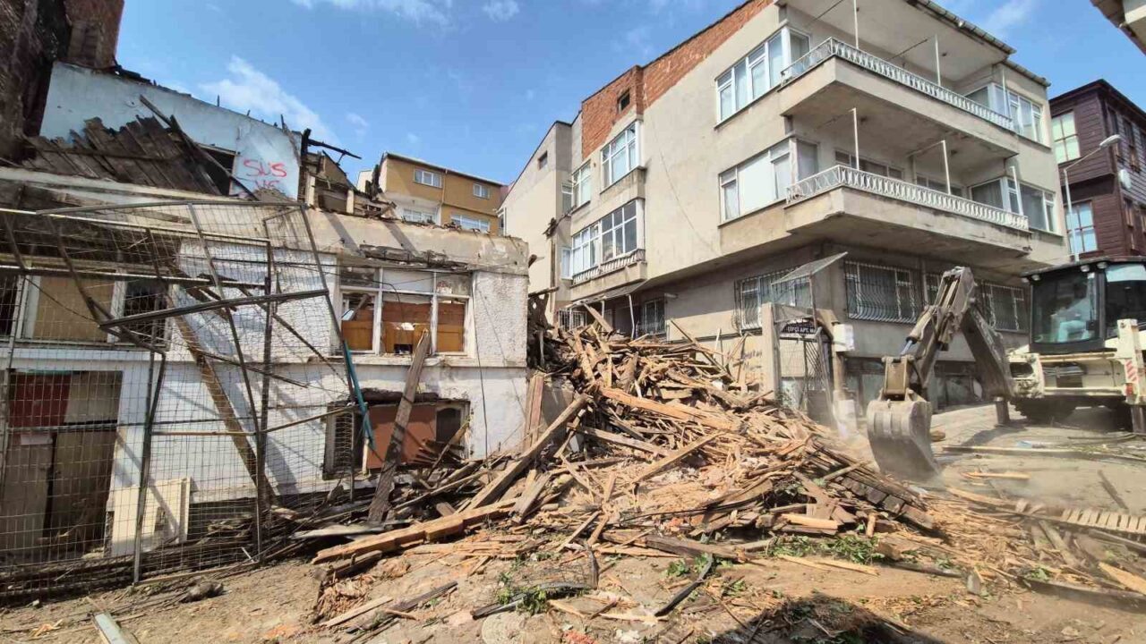 Tekirdağ’ın Süleymanpaşa ilçesinde çökme tehlikesi oluşturan metruk binanın yıkımı kontrollü