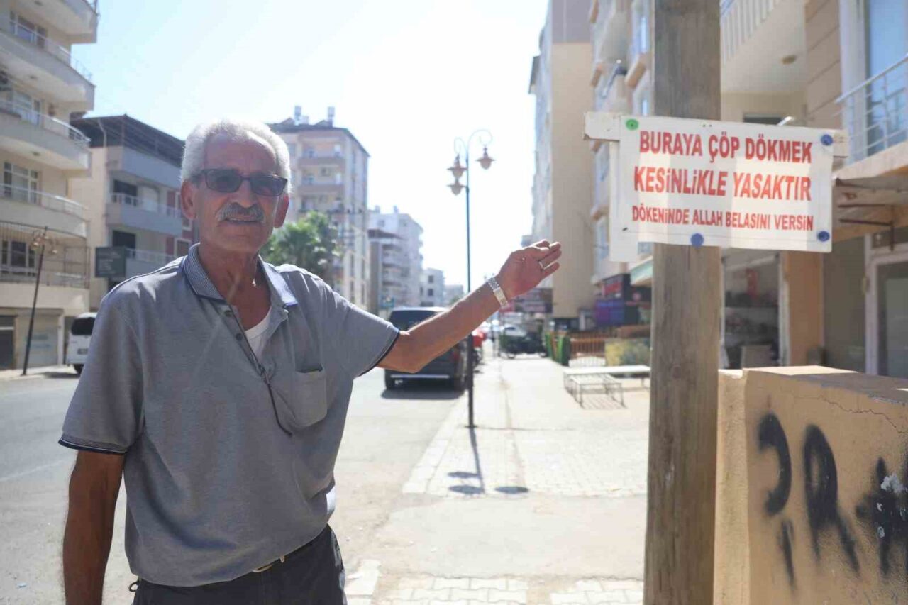 Hatay’da iş yerinin olduğu apartman köşesine sürekli çöp atılmasından usanan