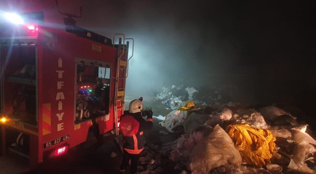 Van’ın Tuşba ilçesindeki çöp toplama merkezinde çıkan yangın, itfaiye ekiplerinin