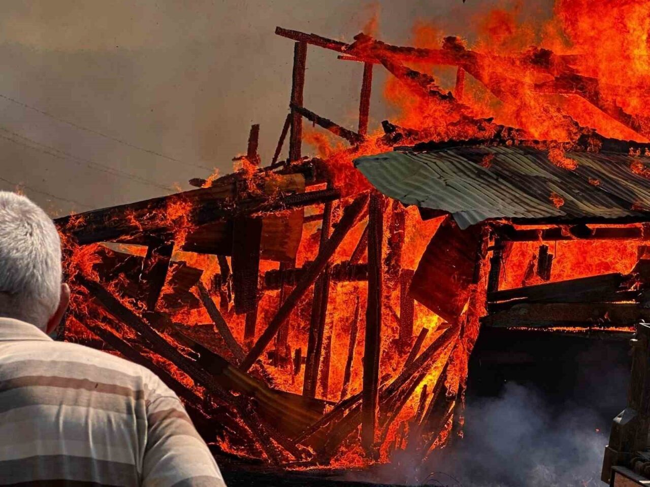 Kastamonu’nun Azdavay ilçesinde çöplükten çıktığı değerlendirilen yangında, 5 ahşap samanlık