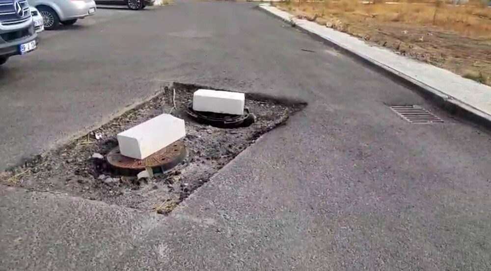 Tekirdağ Çorlu’nun Muhittin Mahallesi TOKİ Evleri’nde belediye ekiplerinin yol çalışması