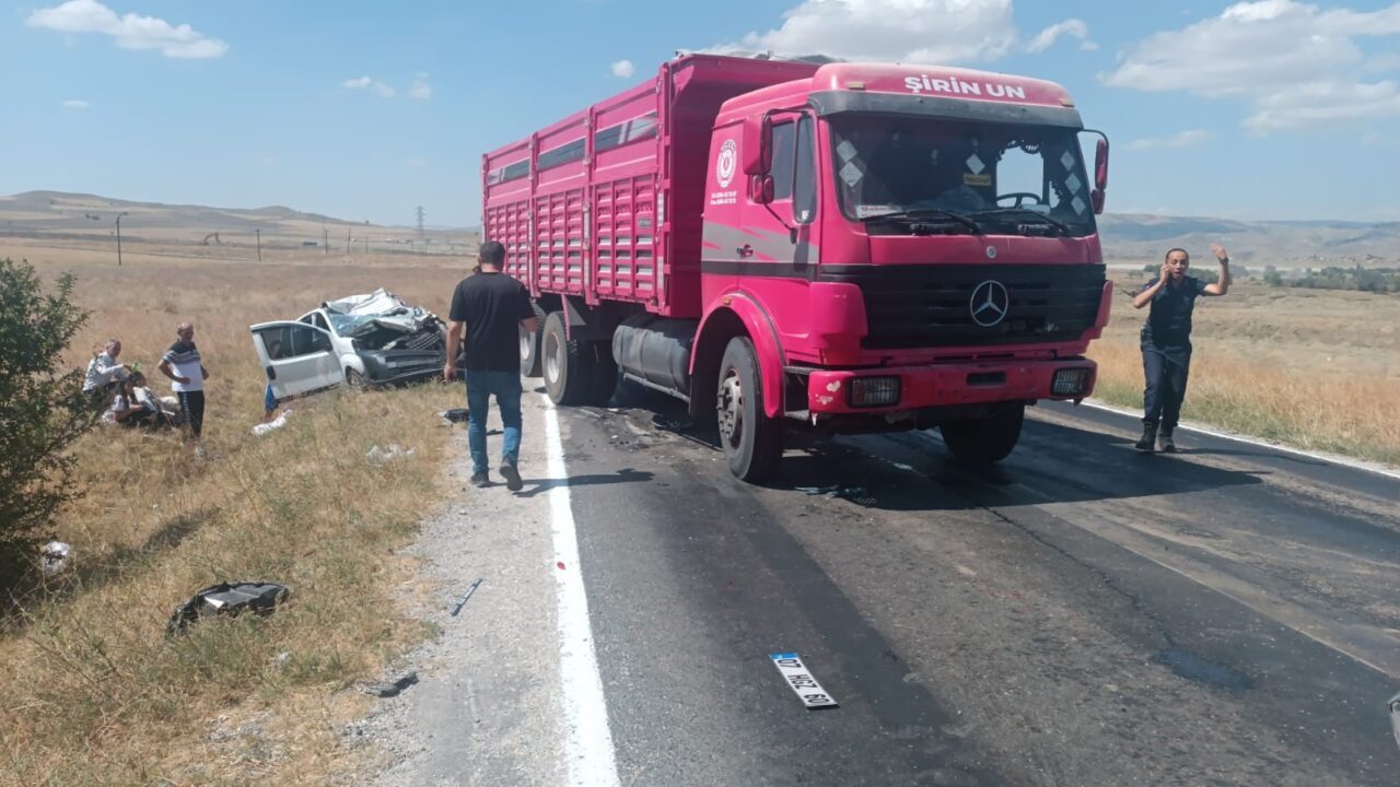 Çorum’un Sungurlu ilçesinde 5 aracın karıştığı zincirleme trafik kazasında 10