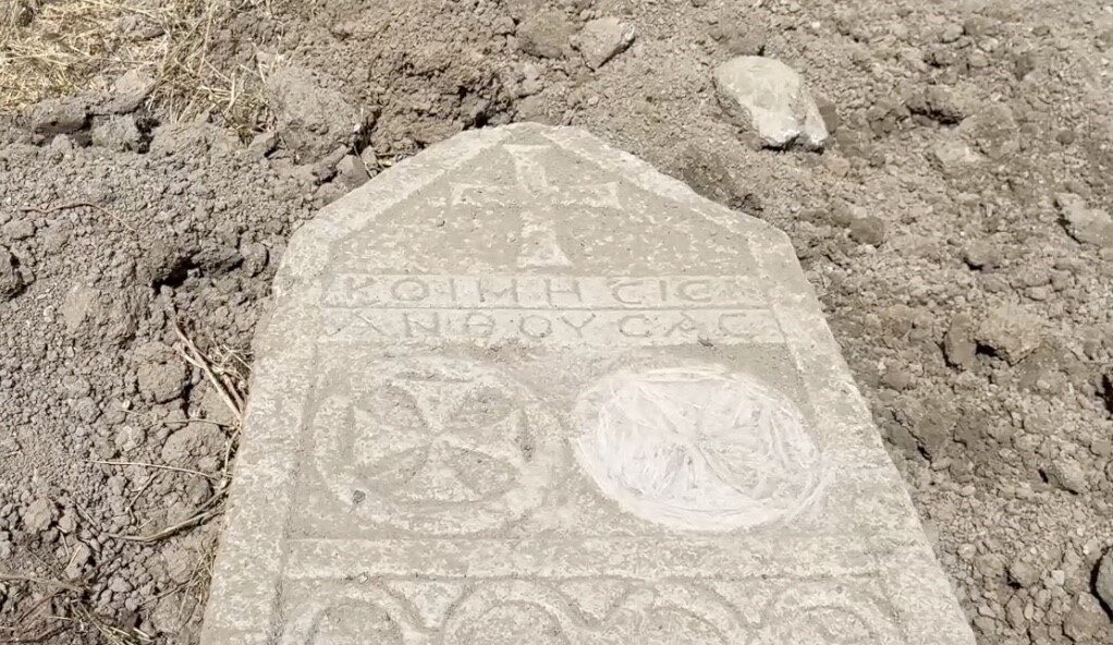 Çorum’un Alaca ilçesinde yürütülen altyapı çalışması sırasında üzerinde haç motifleri