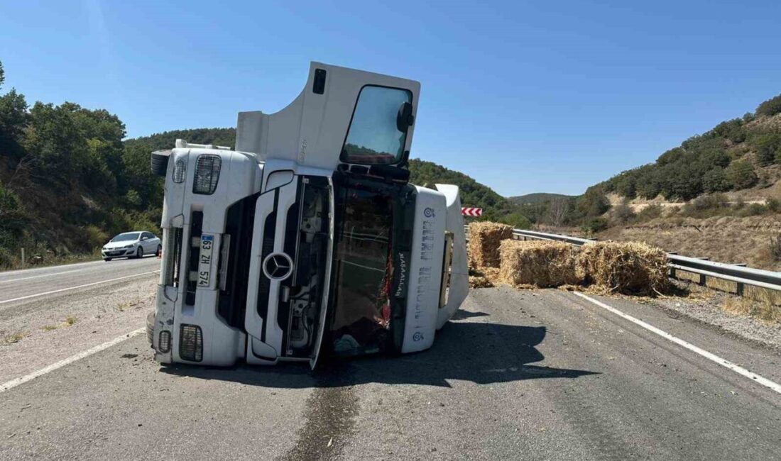 Çorum’un Alaca ilçesinde balya yüklü tırın yola devrilmesi neticesinde meydana